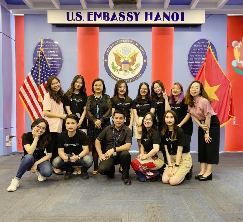 Hoa Minh cùng đoàn sinh viên thực tập tại Đại sứ quán Hoa Kì. Hoa Minh cùng đoàn sinh viên thực tập tại Đại sứ quán Hoa Kì.