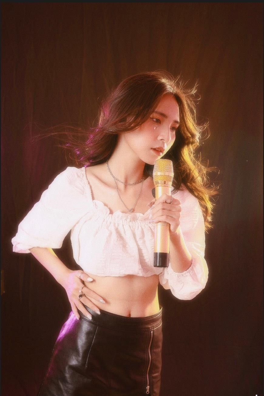 Sở hữu gu ăn mặc tối giản, mang những chất riêng, cùng gương mặt sáng, Nguyệt Vy dành được nhiều sự quan tâm của các thương hiệu, đặc biệt về thời trang.