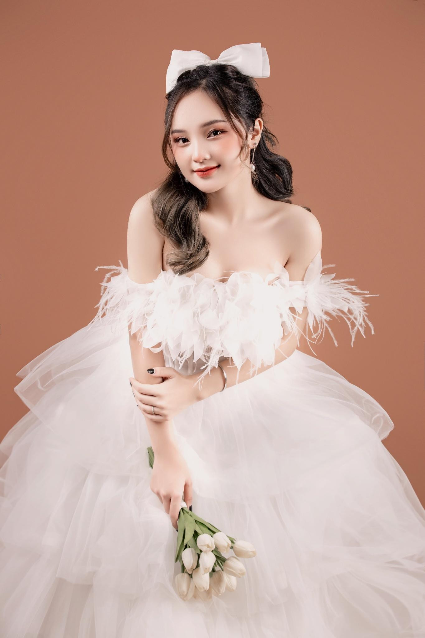 Ngô Thị Tuyết Mai (sinh năm 2001) đang là sinh viên chuyên ngành Biên tập Truyền hình của trường Đại học Sân khấu – Điện ảnh Hà Nội.