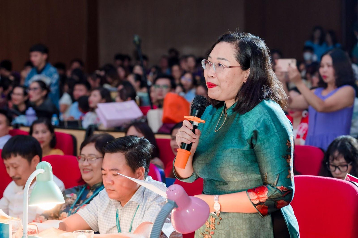 Ban Giám khảo đặt câu hỏi cho phần thi ứng xử để thử thách sự nhạy bén của các thí sinh.