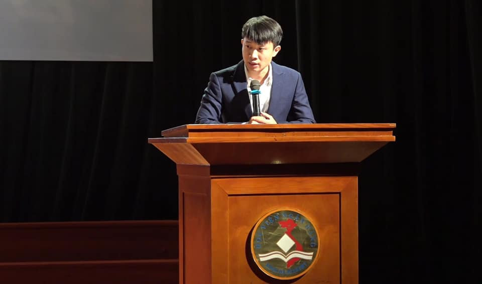 Nguyễn Quý Tiến phát biểu tại một sự kiện dành cho các bạn sinh viên Học viện Ngân hàng (Hà Nội).