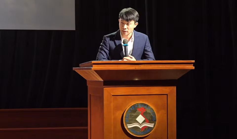 Nguyễn Quý Tiến phát biểu tại một sự kiện dành cho các bạn sinh viên Học viện Ngân hàng (Hà Nội). Nguyễn Quý Tiến phát biểu tại một sự kiện dành cho các bạn sinh viên Học viện Ngân hàng (Hà Nội).