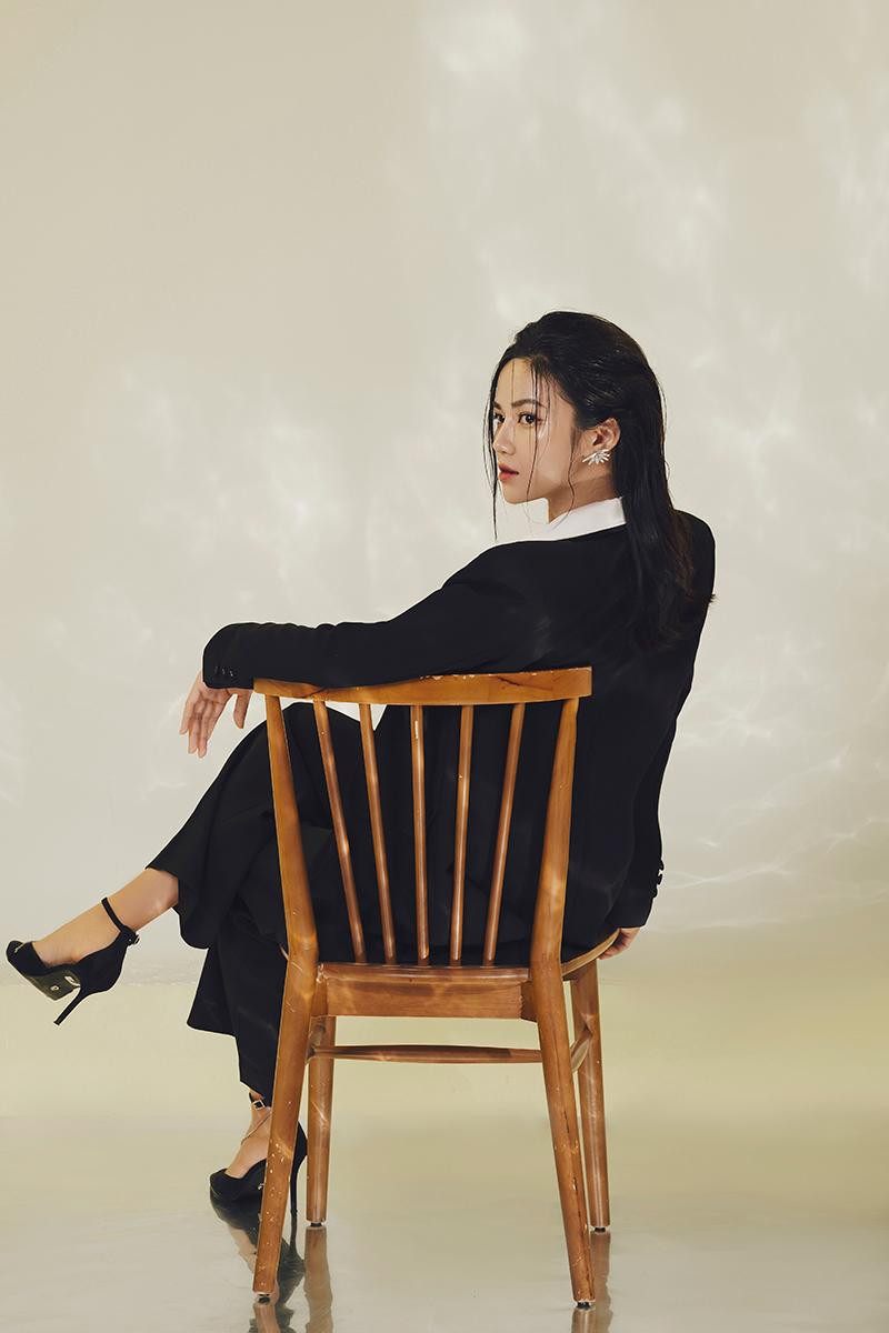 Trái ngược với hình ảnh ngoài đời nhẹ nhàng, giản dị quen thuộc, trong bộ ảnh lần này, Anh Đào đã bất ngờ “lột xác” hoàn toàn với bộ ảnh mang phong cách menswear. Ảnh: Thảo Bon