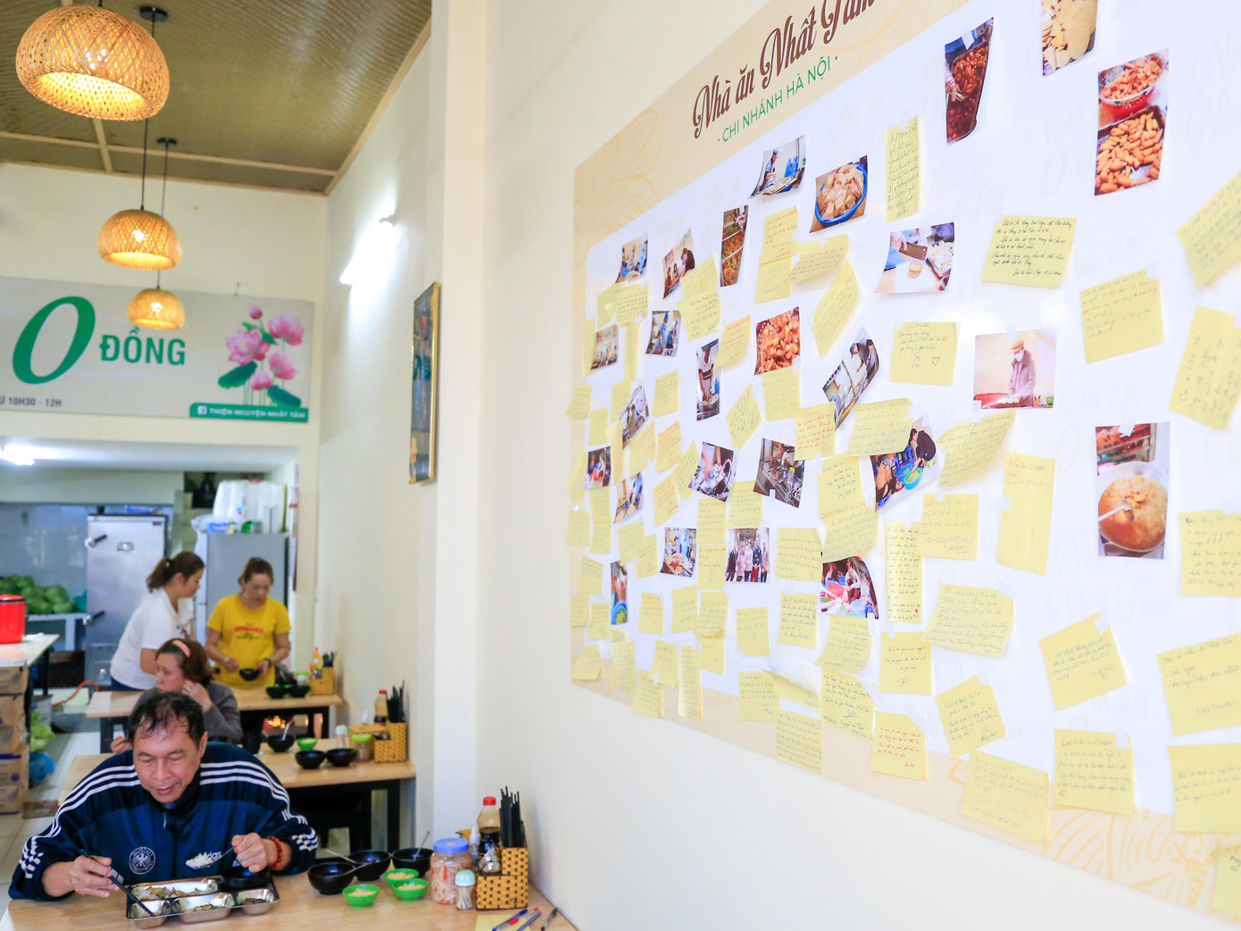 Nhiều người đến đây ăn đều để lại những lời cảm ơn chân thành, được nhà ăn dán trên bảng. &quot;Cảm ơn tấm lòng của mọi người, của những nhà hảo tâm. Bữa ăn nhỏ nhưng giúp đỡ được nhiều người. Mong lòng tốt này, sự chân thành và những việc tử tế như vậy sẽ được lan tỏa rộng rãi hơn nữa ạ&quot;, trích trong 1 lá thư. Ảnh: Tuấn Anh