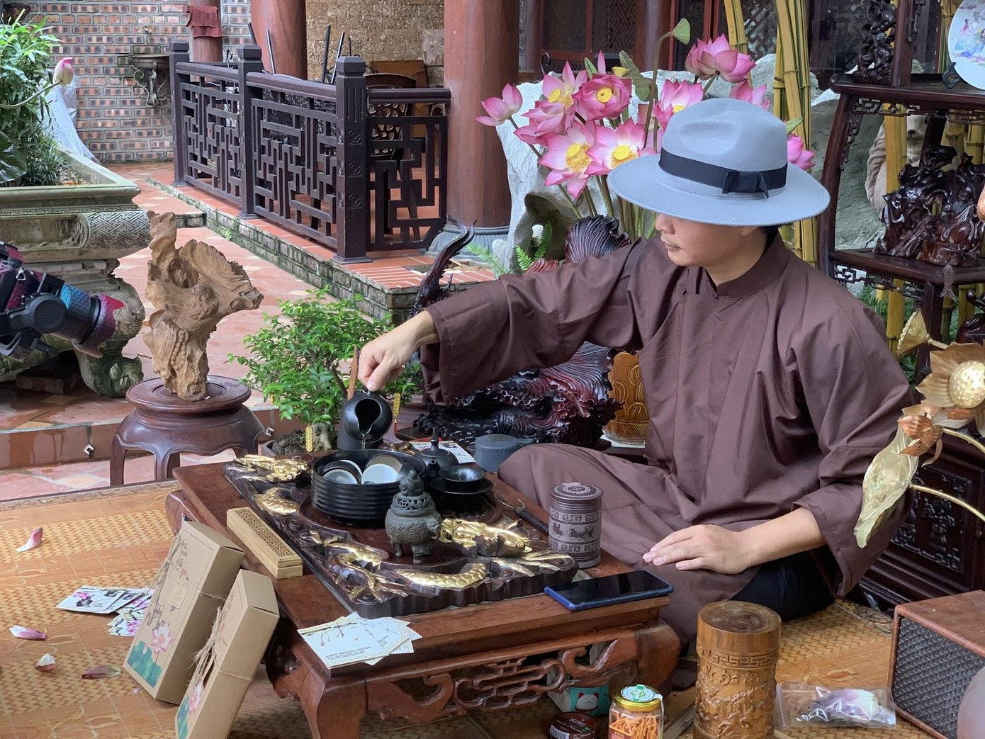 Du khách được tìm hiểu nét văn hóa tại các nhà dân xung quanh. Ảnh Phan Hoàn