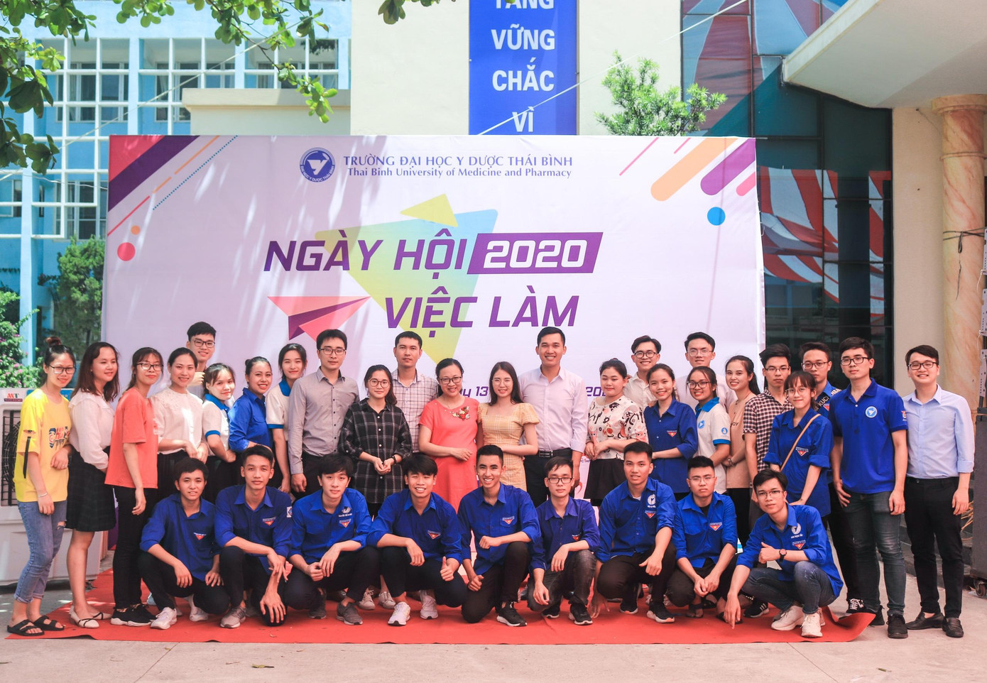Chàng trai quê vải là tình nguyện viên tham gia Chương trình Ngày hội việc làm 2020.