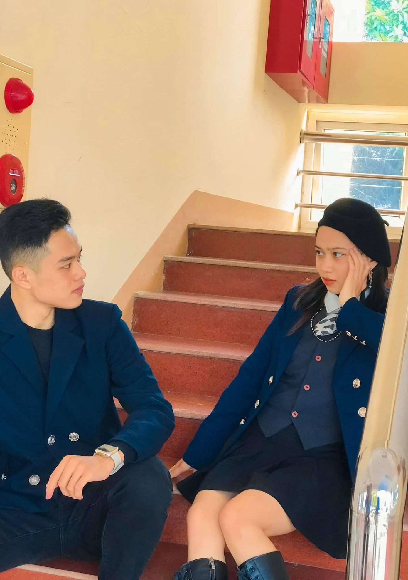 Vũ Hoàng cùng bạn chụp lưu lại kỉ niệm. Vũ Hoàng cùng bạn chụp lưu lại kỉ niệm.