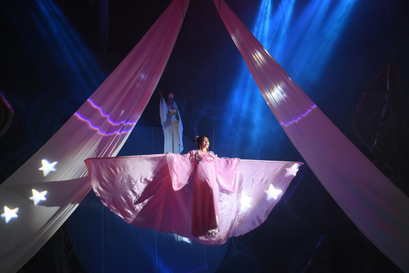 Diễn viên cải lương Minh Lý trong vai Giáng Tiên. Diễn viên cải lương Minh Lý trong vai Giáng Tiên.