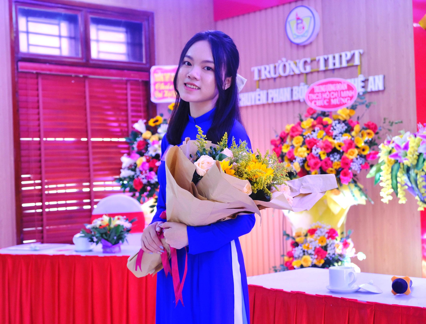 Mai Hiền giữ chức Bí thư chi đoàn và Ủy viên Ban chấp hành Đoàn trường suốt 3 năm học.