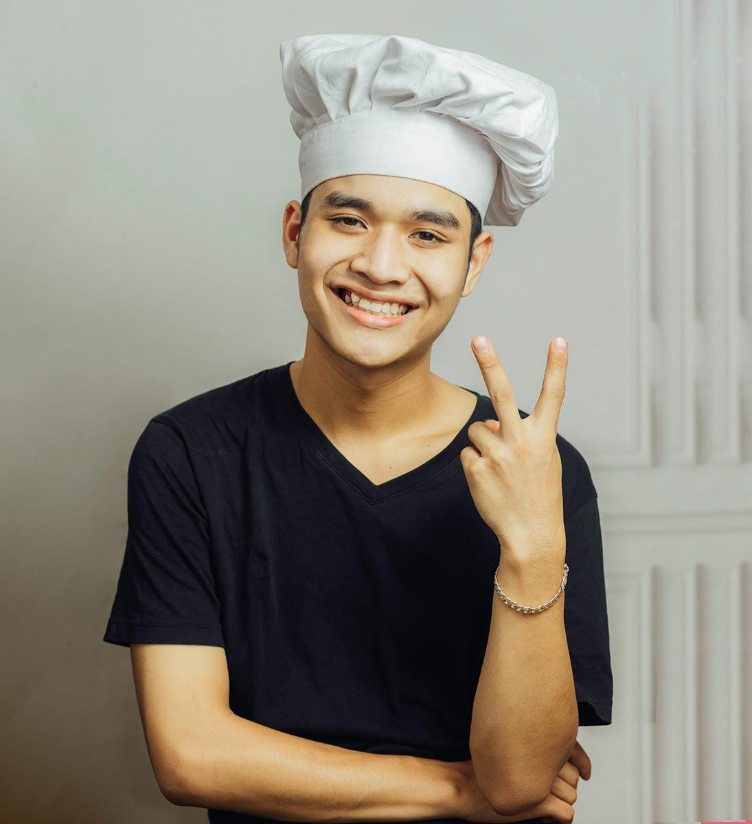 Trần Thế Anh (22 tuổi) theo học chuyên ngành Nhiếp ảnh truyền thông đa phương tiện của trường Đại học Sân khấu - Điện ảnh Hà Nội.