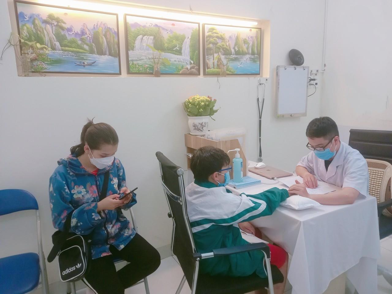 Bác sĩ Duy với phương châm chữa bệnh, cứu người là làm điều tốt, giúp ích cho người, cho đời. Bác sĩ Duy với phương châm chữa bệnh, cứu người là làm điều tốt, giúp ích cho người, cho đời.