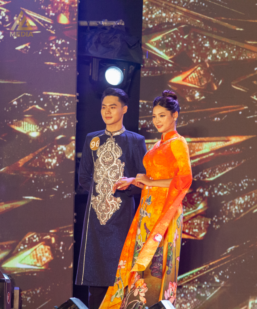 Phần thi trang phục áo dài.