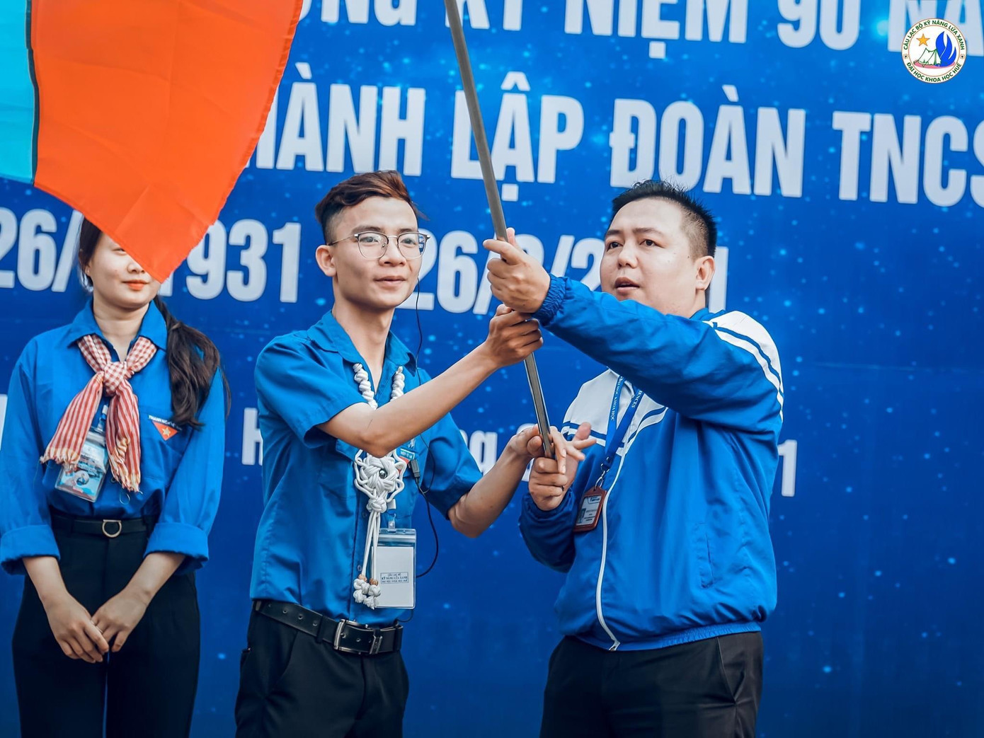 Võ Văn Lập và thầy Nguyễn Tường Du, Chủ tịch Hội sinh viên Trường Đại học Khoa học Huế.