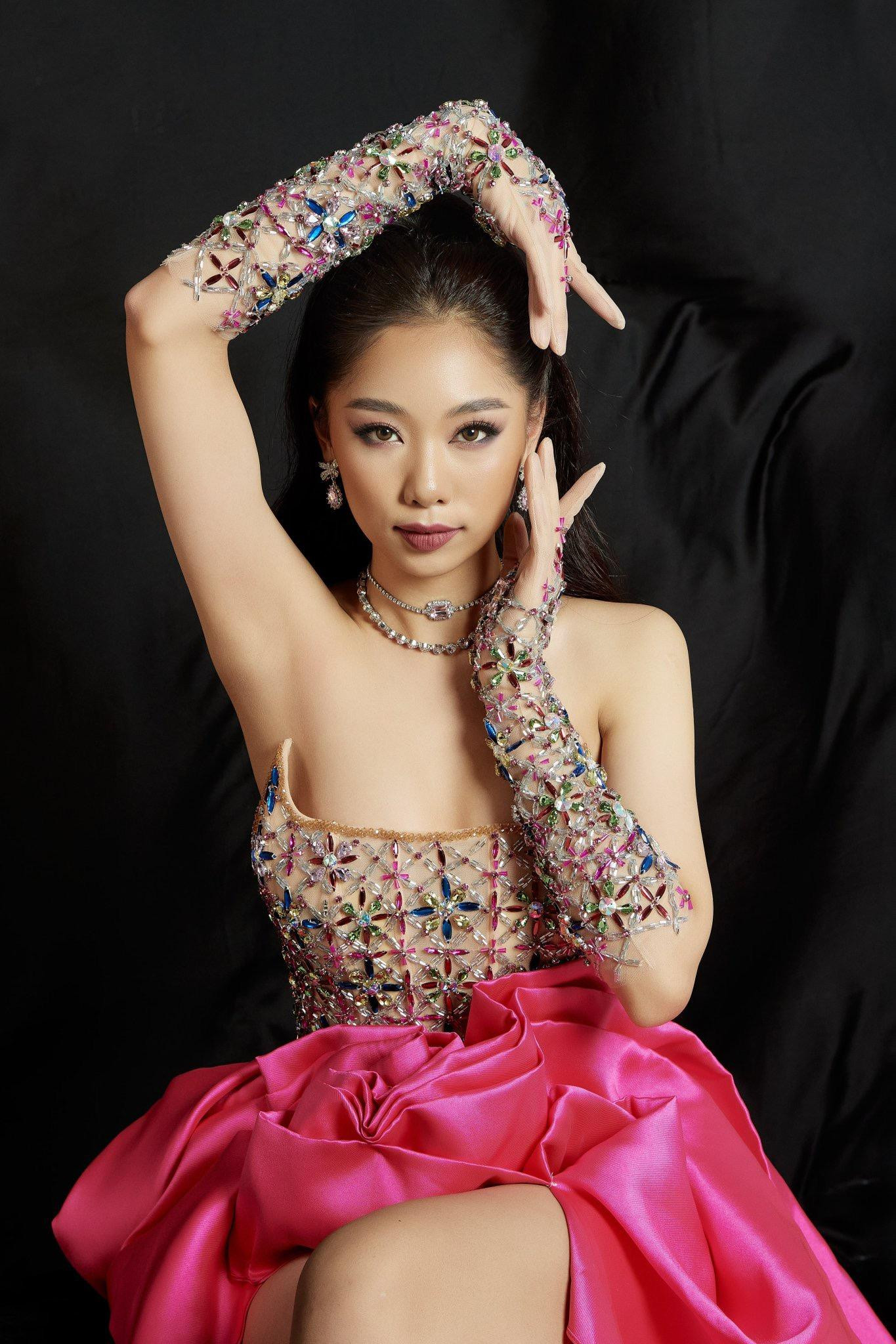 Thùy Dương chia sẻ: "Mỗi người cần phải cố gắng, nỗ lực không ngừng nghỉ để có thể trở thành phiên bản tốt nhất thay vì luôn so sánh mình với người khác." Thùy Dương chia sẻ: "Mỗi người cần phải cố gắng, nỗ lực không ngừng nghỉ để có thể trở thành phiên bản tốt nhất thay vì luôn so sánh mình với người khác."