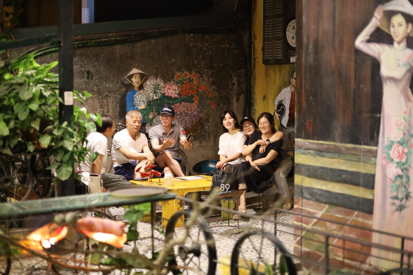 Những vị khách nước ngoài rất trầm trồ trước đôi bàn tay “phù thủy” biến rác thành đồ dùng của anh Thơ.