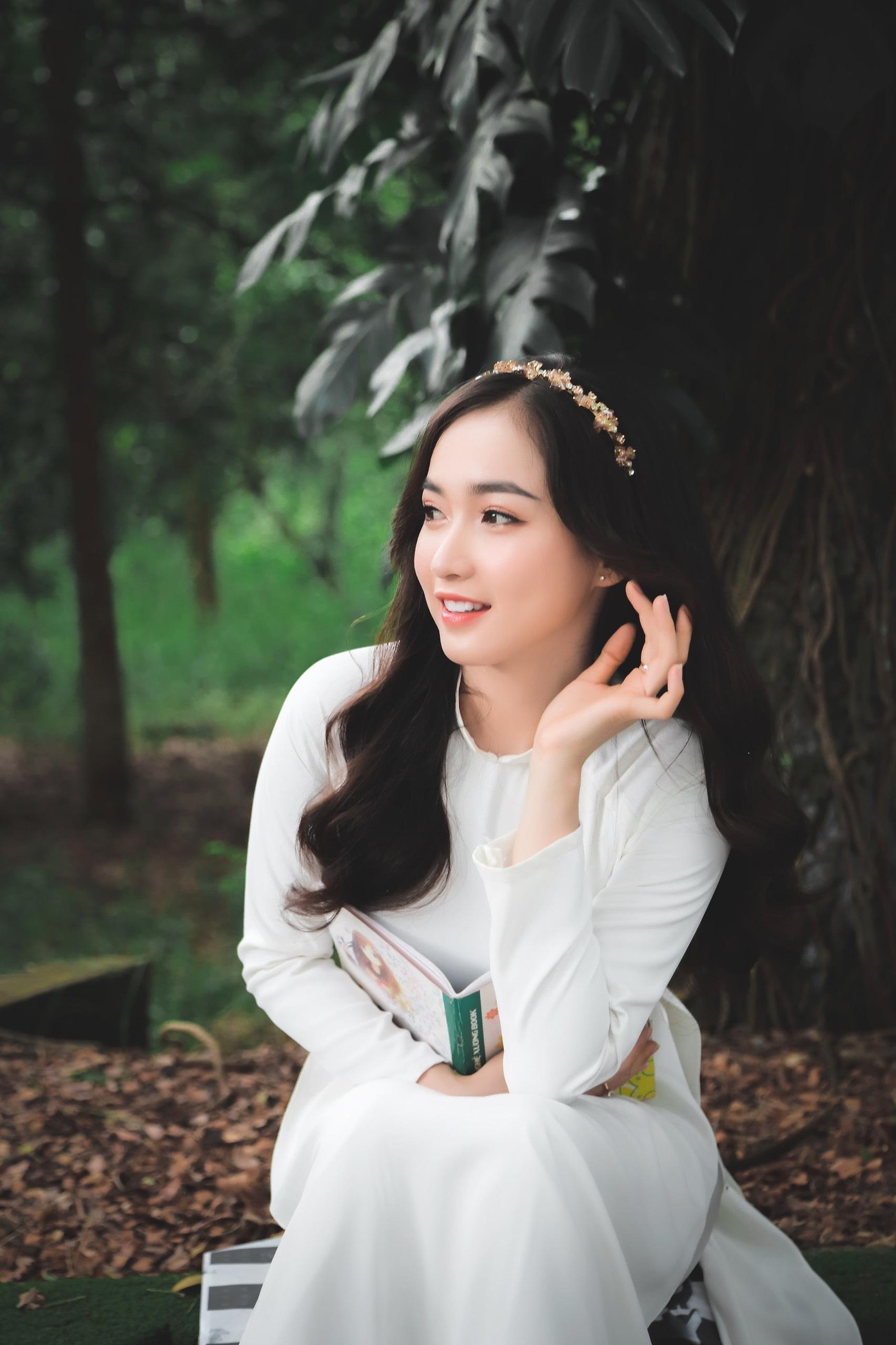 Bên cạnh công việc mẫu ảnh, Saky Hà còn làm Lễ tân nhà hàng, kinh doanh online và là reviewer ẩm thực tại Cần Thơ mỗi khi có thời gian rảnh.