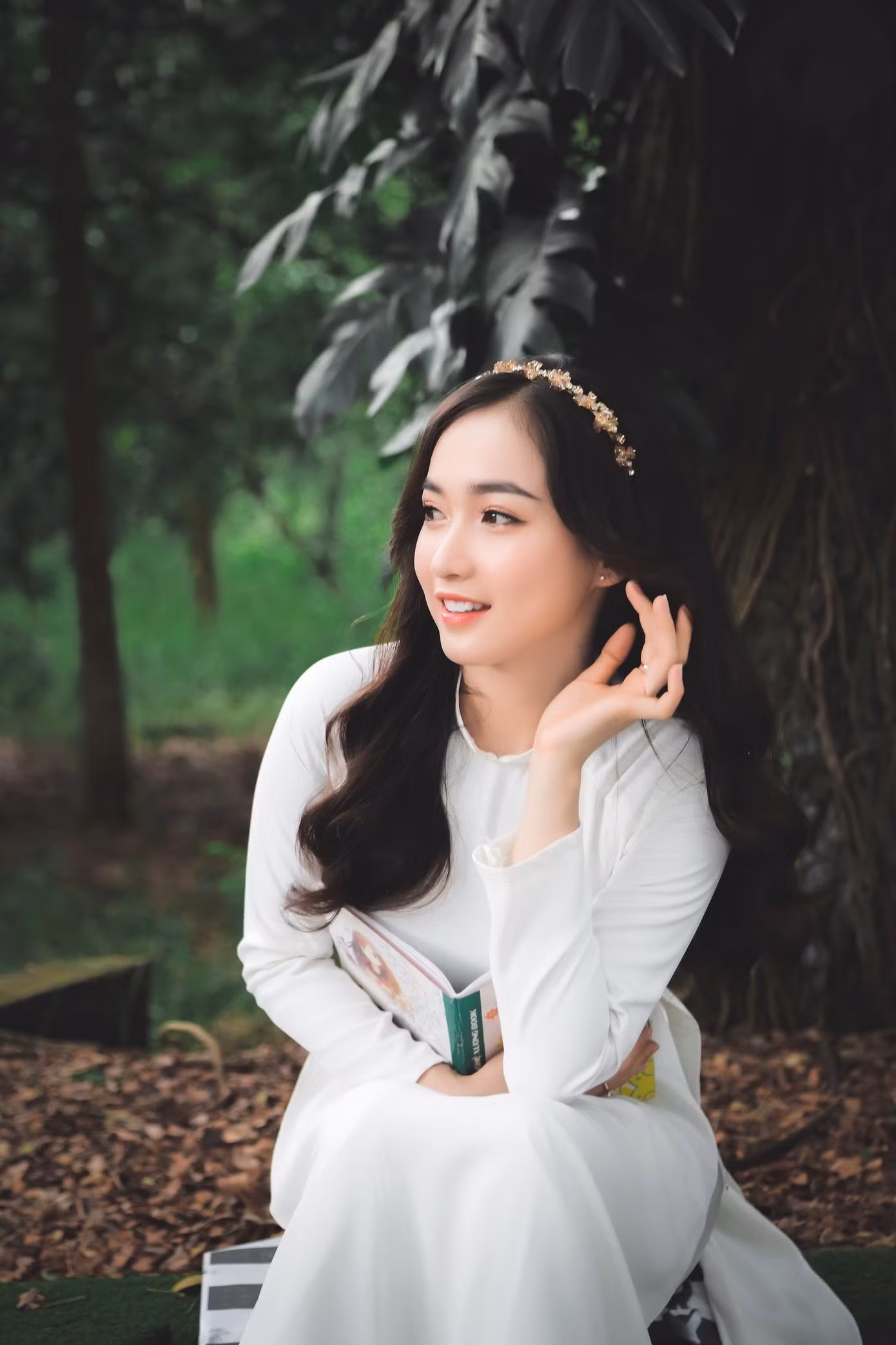 Bên cạnh công việc mẫu ảnh, Saky Hà còn làm Lễ tân nhà hàng, kinh doanh online và là reviewer ẩm thực tại Cần Thơ mỗi khi có thời gian rảnh.