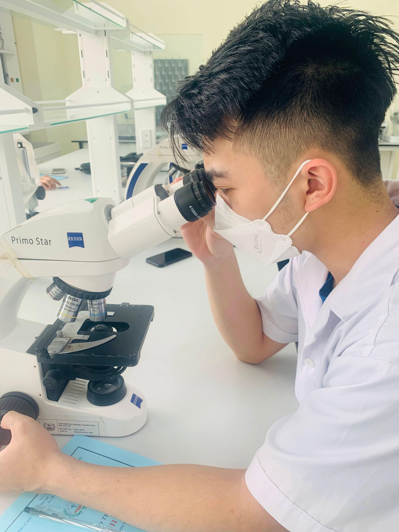 Anh luôn cố gắng học tập và tham gia các hoạt động xã hội nên đã được kết nạp vào Đảng cộng sản từ năm lớp 12.