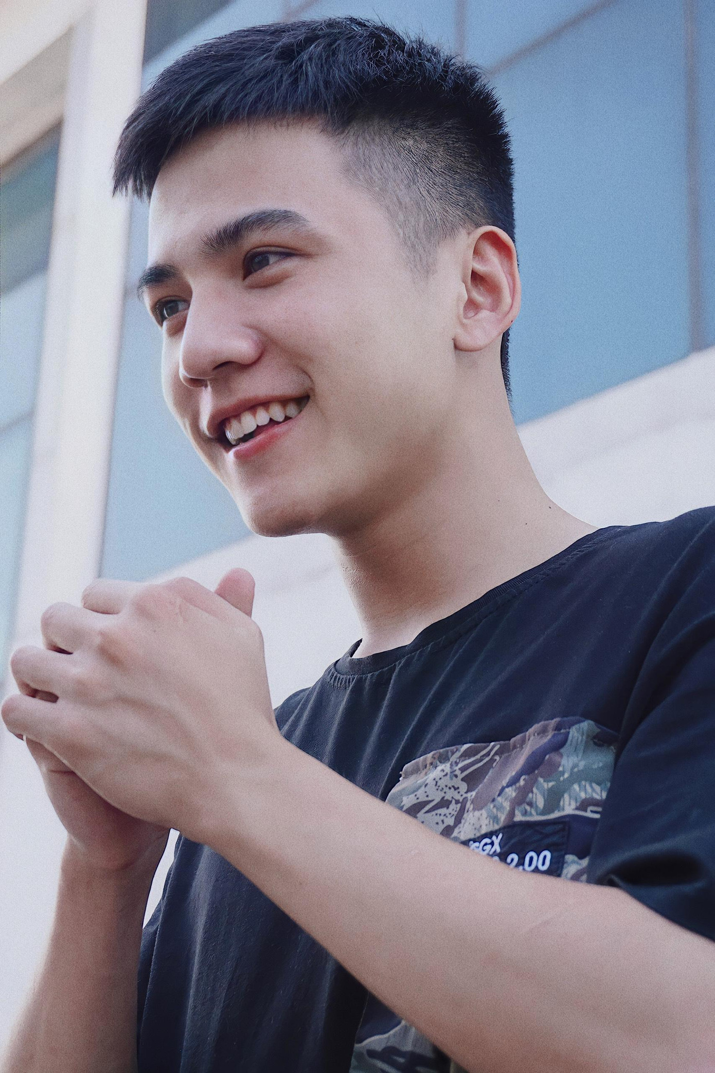 Anh chàng điển trai này còn rất thích livestream chơi game giao lưu với cộng đồng mạng. Anh chàng điển trai này còn rất thích livestream chơi game giao lưu với cộng đồng mạng.