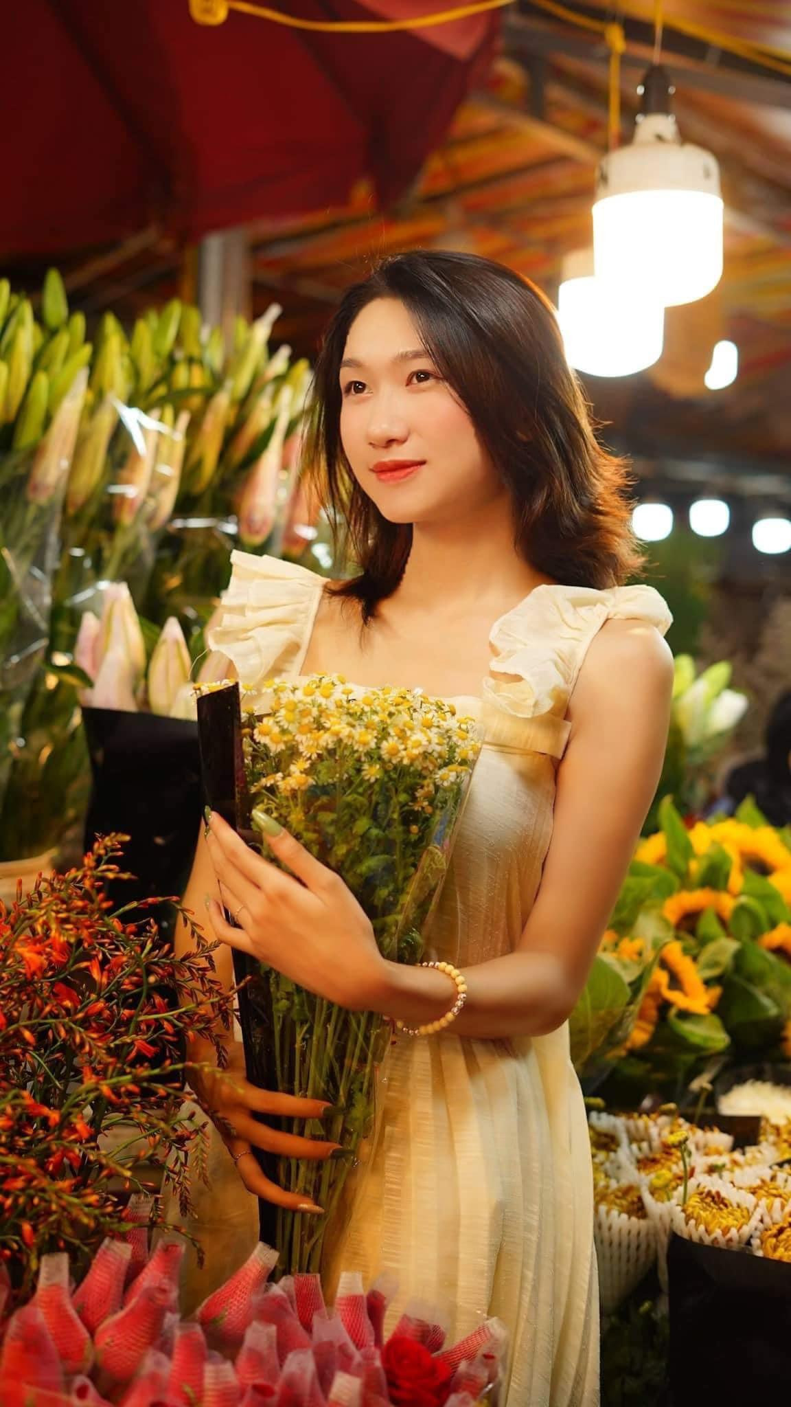 Quỳnh sinh ra và lớn lên tại Hà Nội. Quỳnh sinh ra và lớn lên tại Hà Nội.