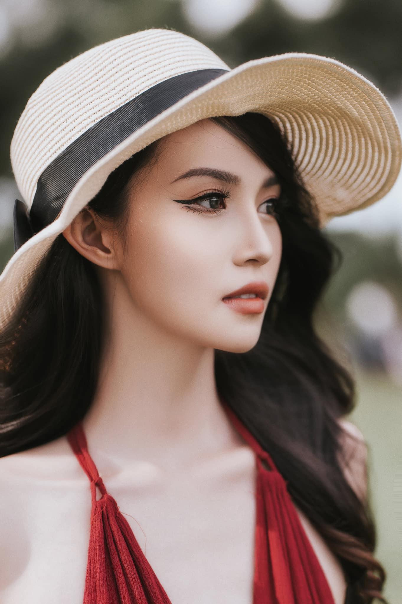 Tiêu Hồng Nhi (sinh năm 1999, quê Vĩnh Long), hiện đang là Chuyên viên quản lý khách hàng ưu tiên tại Ngân hàng quốc tế Việt Nam.