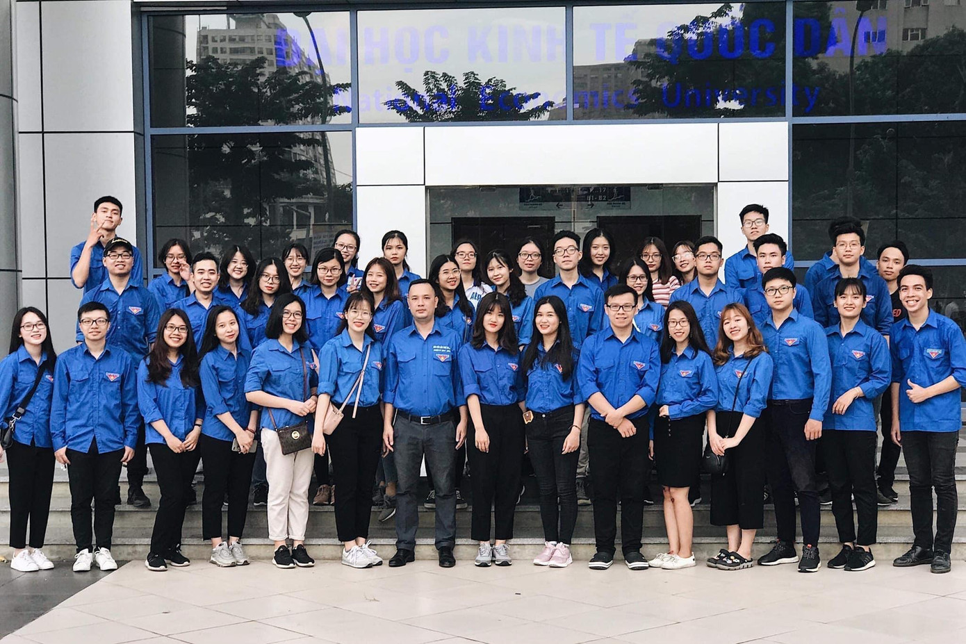 Hoàng Vân Anh cùng đội sinh viên tham gia các chuyến tình nguyện.