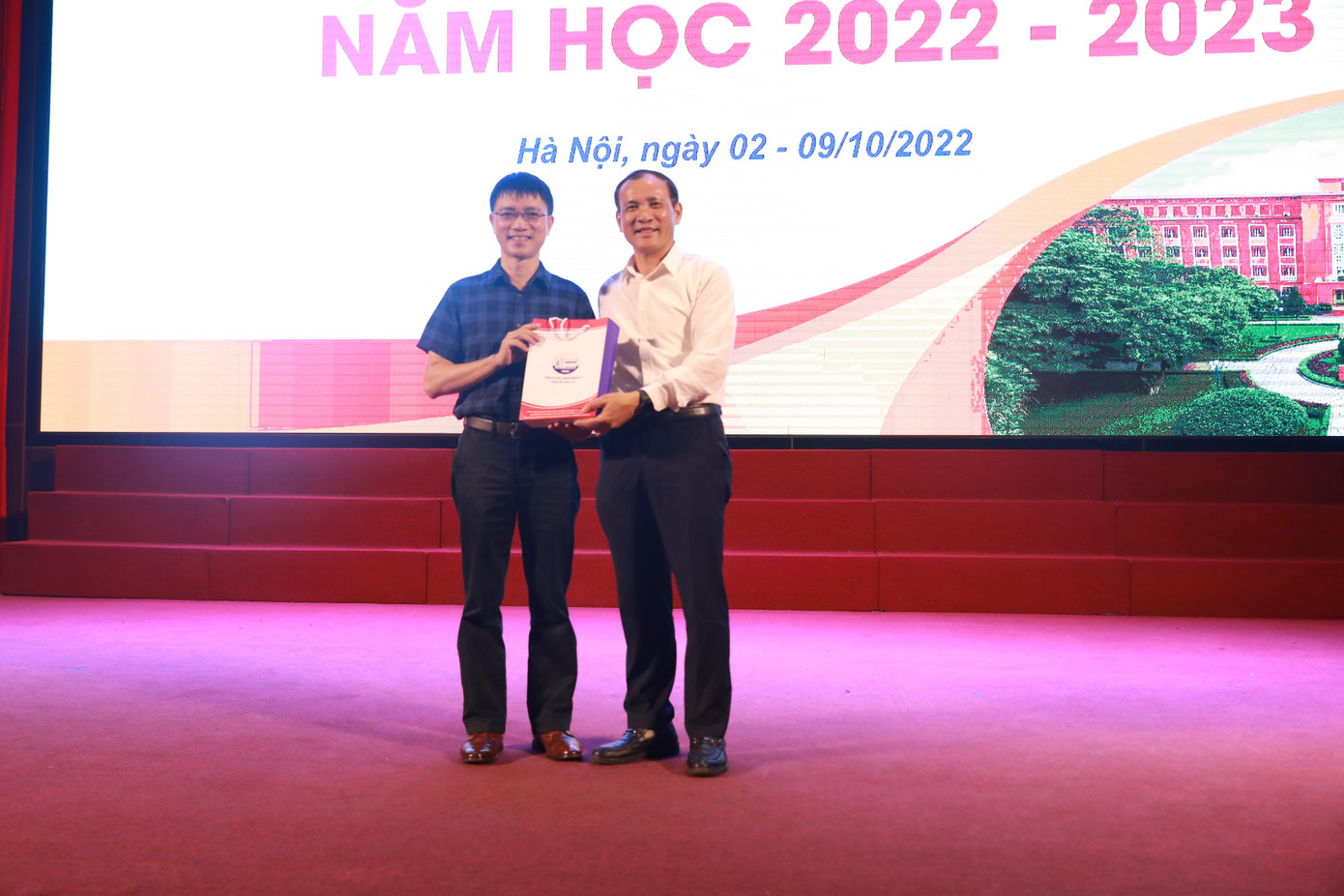 GS. TS Nguyễn Trung Việt – Phó Hiệu trưởng Trường Đại học Thủy lợi tặng quà cảm ơn diễn giả, nhà báo Nguyễn Tuấn Anh - Trưởng ban Sinh Viên, báo Tiền Phong.