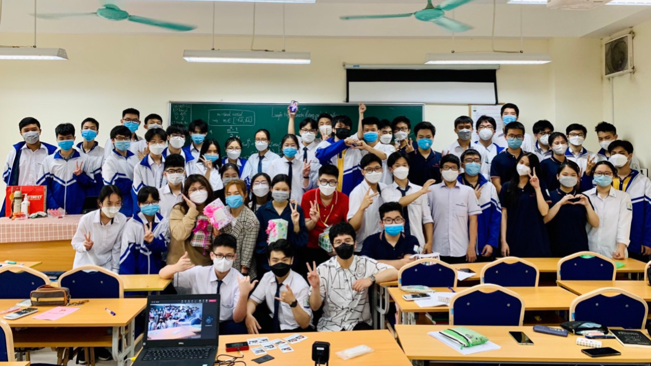 Việt Dũng (áo đỏ) cùng các học sinh lớp 10 Toán 2, trường THPT Chuyên Sư Phạm - nơi cậu thực tập vào năm cuối.