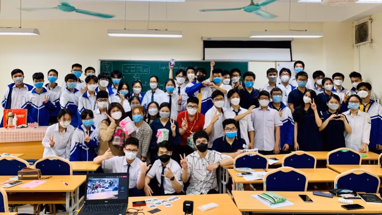 Việt Dũng (áo đỏ) cùng các học sinh lớp 10 Toán 2, trường THPT Chuyên Sư Phạm - nơi cậu thực tập vào năm cuối.