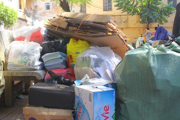 Các loại rác được thu gom bao gồm bìa catton, giấy, báo, vỏ hộp sữa, vỏ chai nhựa, kim loại, thiết bị điện tử.