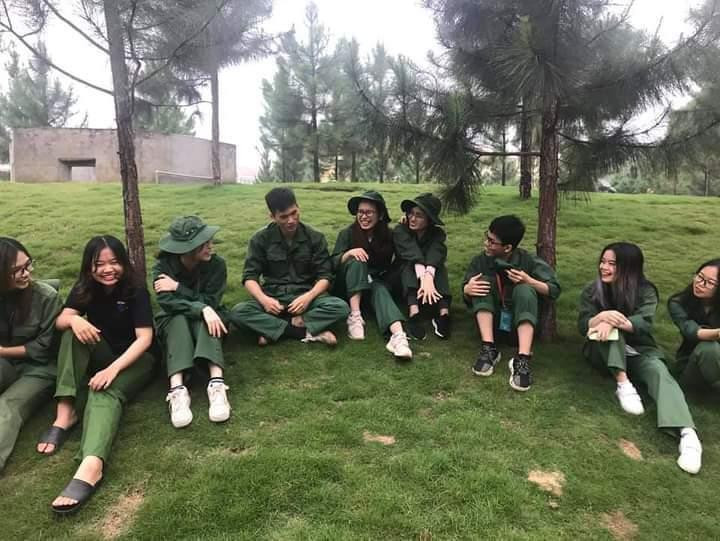 Hoàng Yến cùng các bạn trong lớp trong giờ học GDQP-AN.