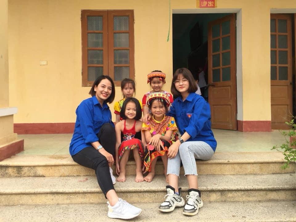 Phương Thảo hay tham gia các hoạt động của Liên chi của Đoàn trường. Phương Thảo hay tham gia các hoạt động của Liên chi của Đoàn trường.