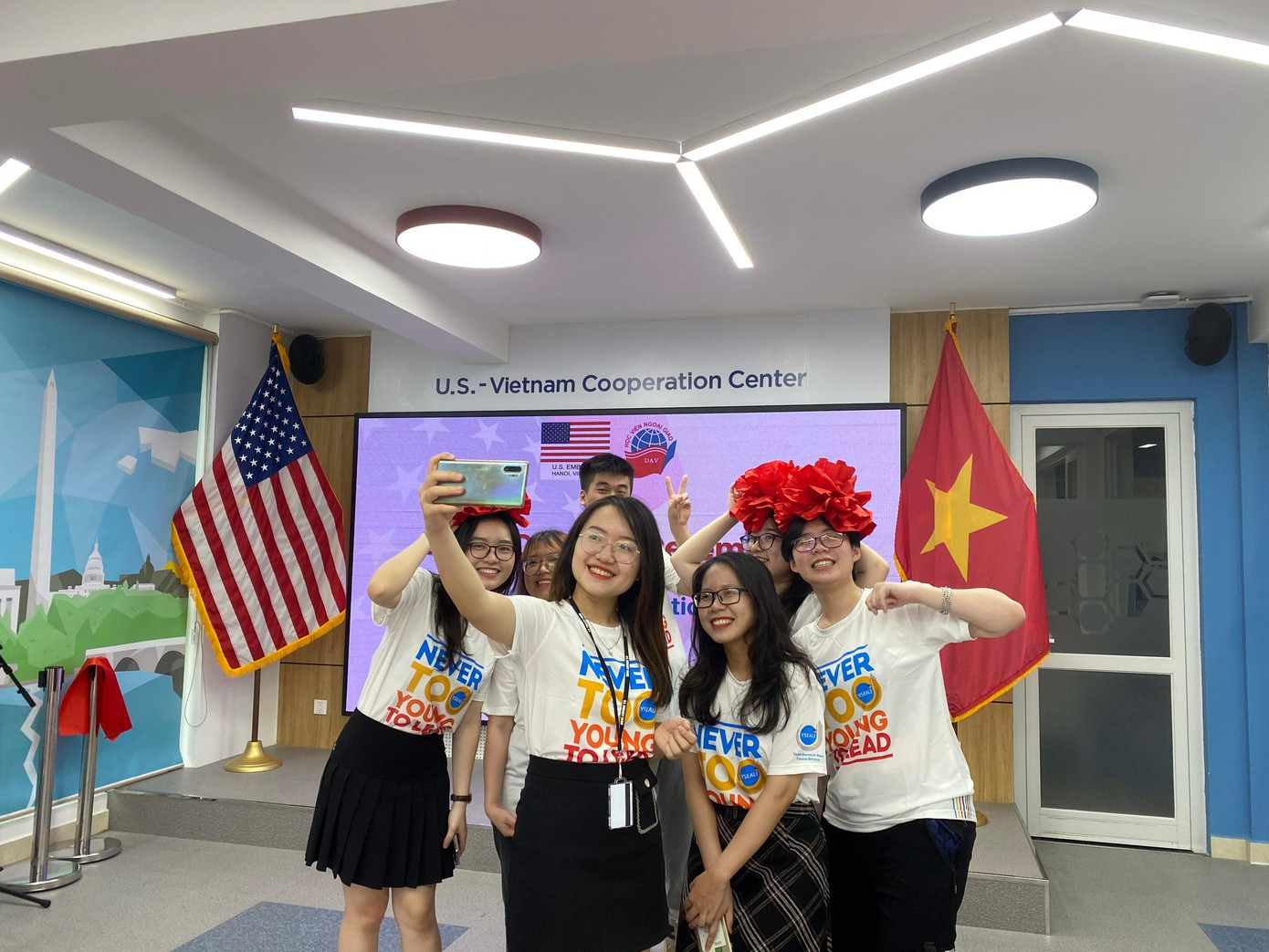 Hoa Minh cùng đoàn sinh viên tham gia thực tập sinh tại Trung tâm hợp tác Việt Nam - Hoa Kì. Hoa Minh cùng đoàn sinh viên tham gia thực tập sinh tại Trung tâm hợp tác Việt Nam - Hoa Kì.