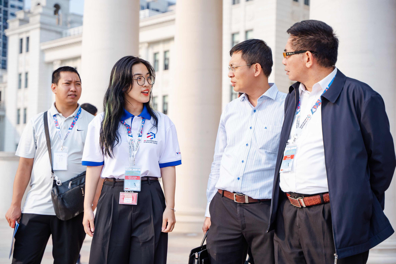 Thùy Dung thử sức với vai trò là Thông dịch viên cho các Diễn giả Quốc tế tại Hội thảo khoa học “Ứng dụng công nghệ 3D trong phẫu thuật - Xu hướng của tương lai” với sự tham gia của hơn 100 chuyên gia, bác sĩ hàng đầu. Thùy Dung thử sức với vai trò là Thông dịch viên cho các Diễn giả Quốc tế tại Hội thảo khoa học “Ứng dụng công nghệ 3D trong phẫu thuật - Xu hướng của tương lai” với sự tham gia của hơn 100 chuyên gia, bác sĩ hàng đầu.