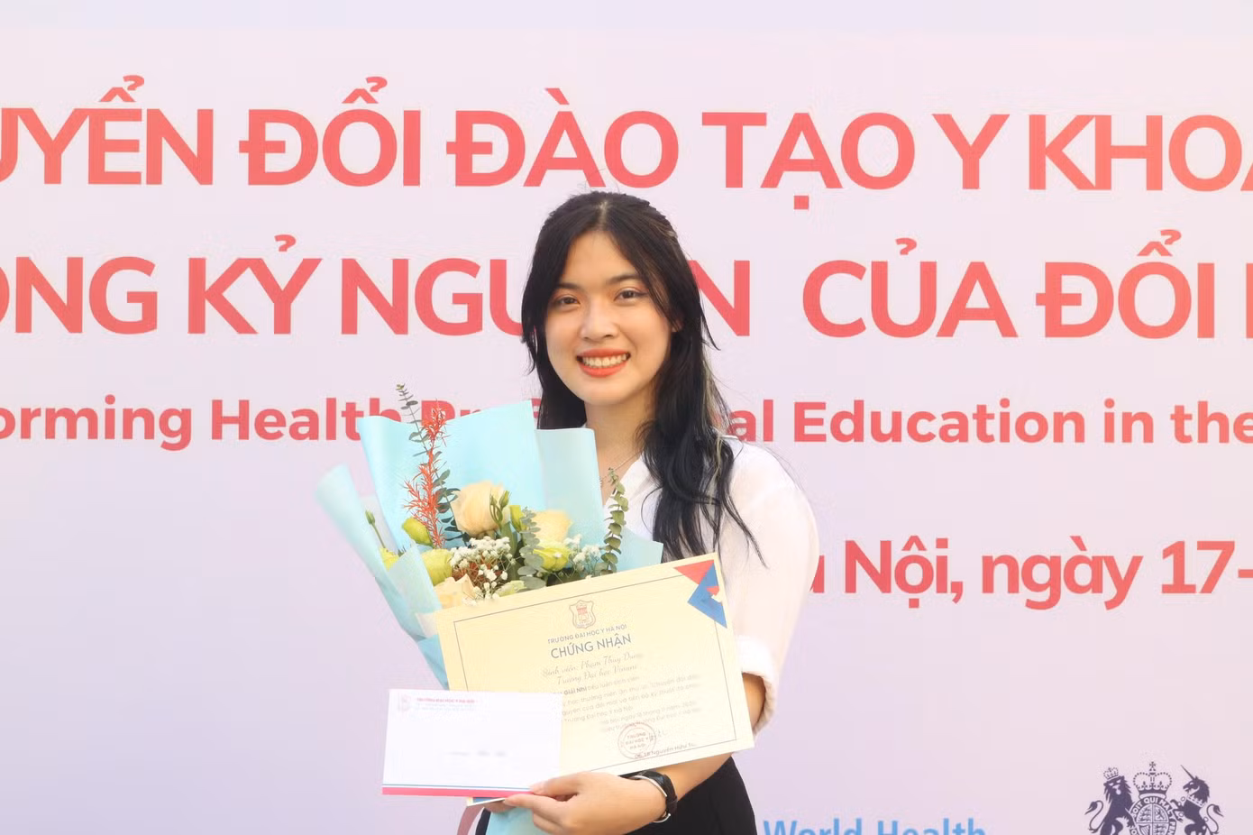 Thùy Dung nhận Giải nhì Cuộc thi Tiểu luận Sinh viên trong khuôn khổ hoạt động của Hội nghị Giáo dục Y khoa thường niên lần thứ VI.