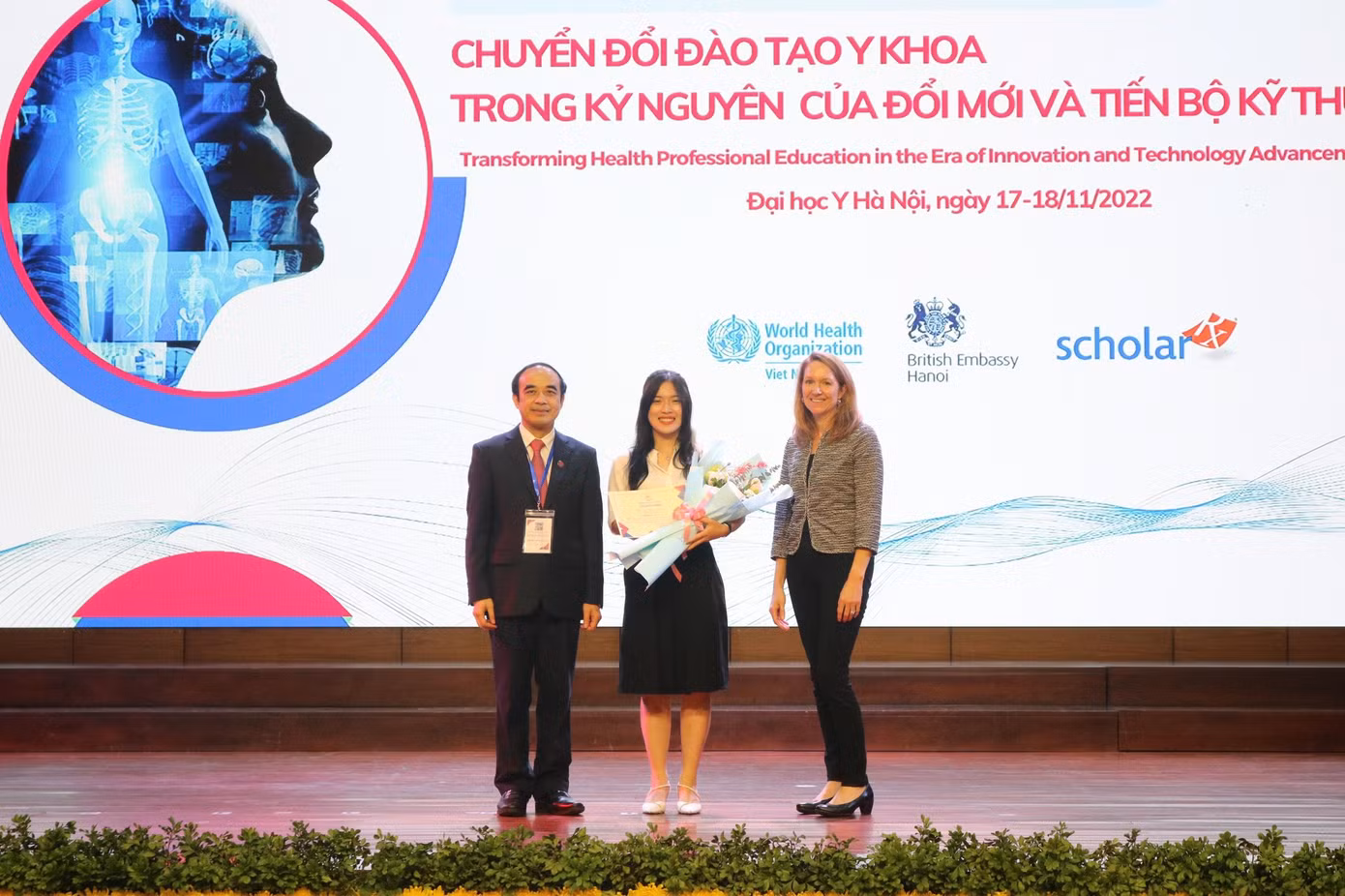 Thùy Dung nhận Giải nhì Cuộc thi Tiểu luận Sinh viên trong khuôn khổ hoạt động của Hội nghị Giáo dục Y khoa thường niên lần thứ VI.