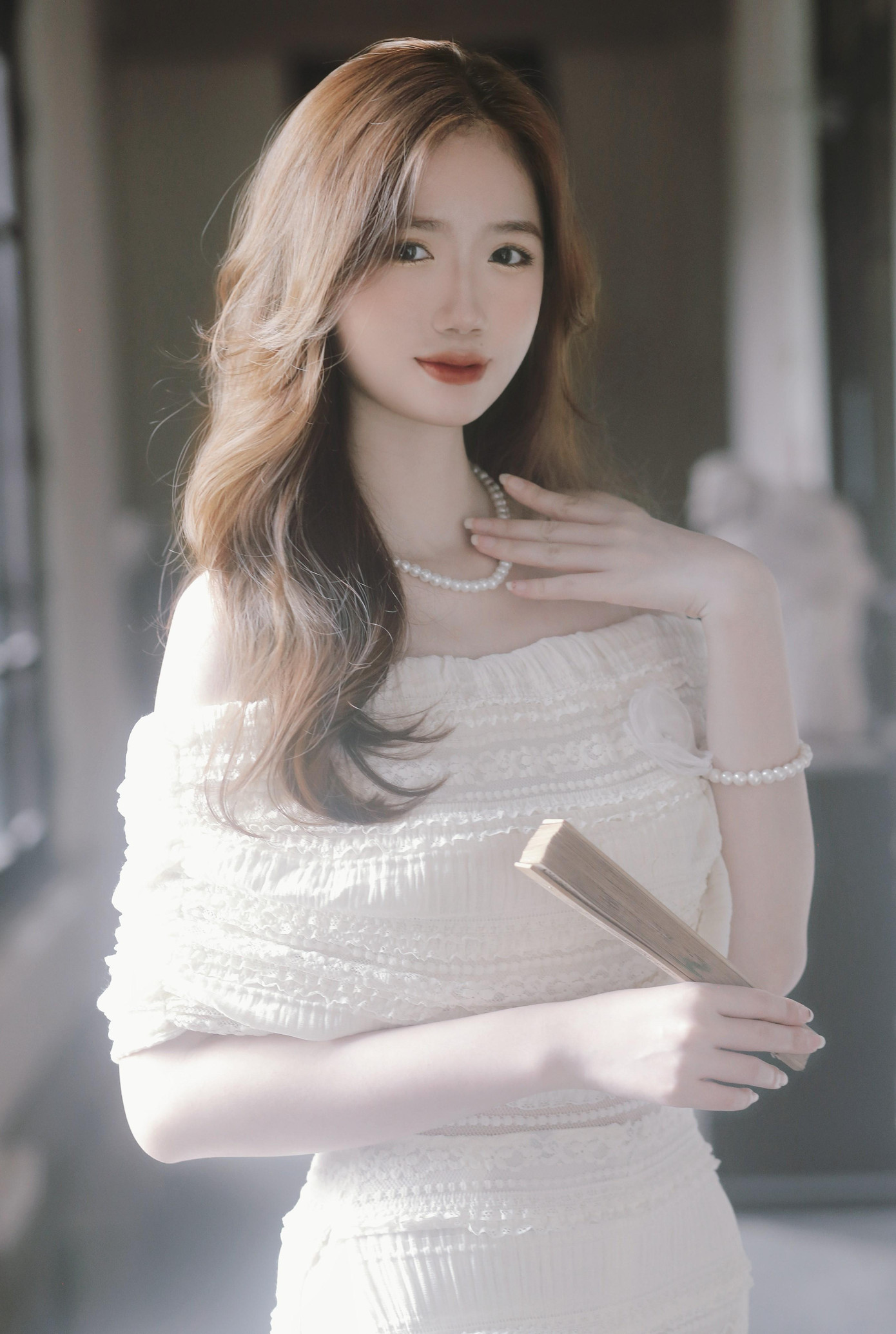 Lan Nhi hóa quý cô yêu kiều, cổ điển trong chiếc váy trắng dịu dàng. Ảnh: Minh Kiên