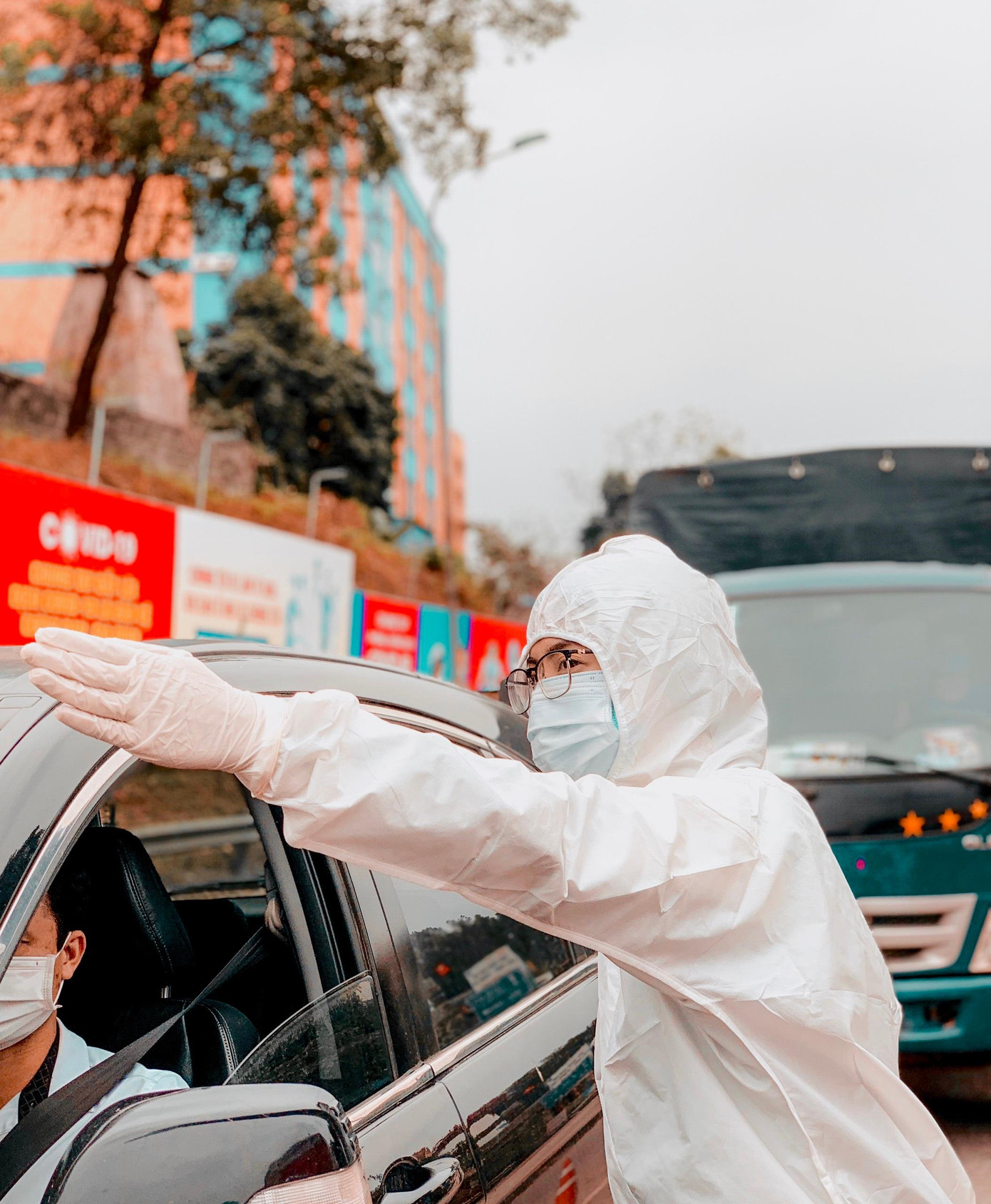 Chỉ riêng ngành y tế, chỉ sinh viên ngành y làm sao có thể chống lại cả đại dịch