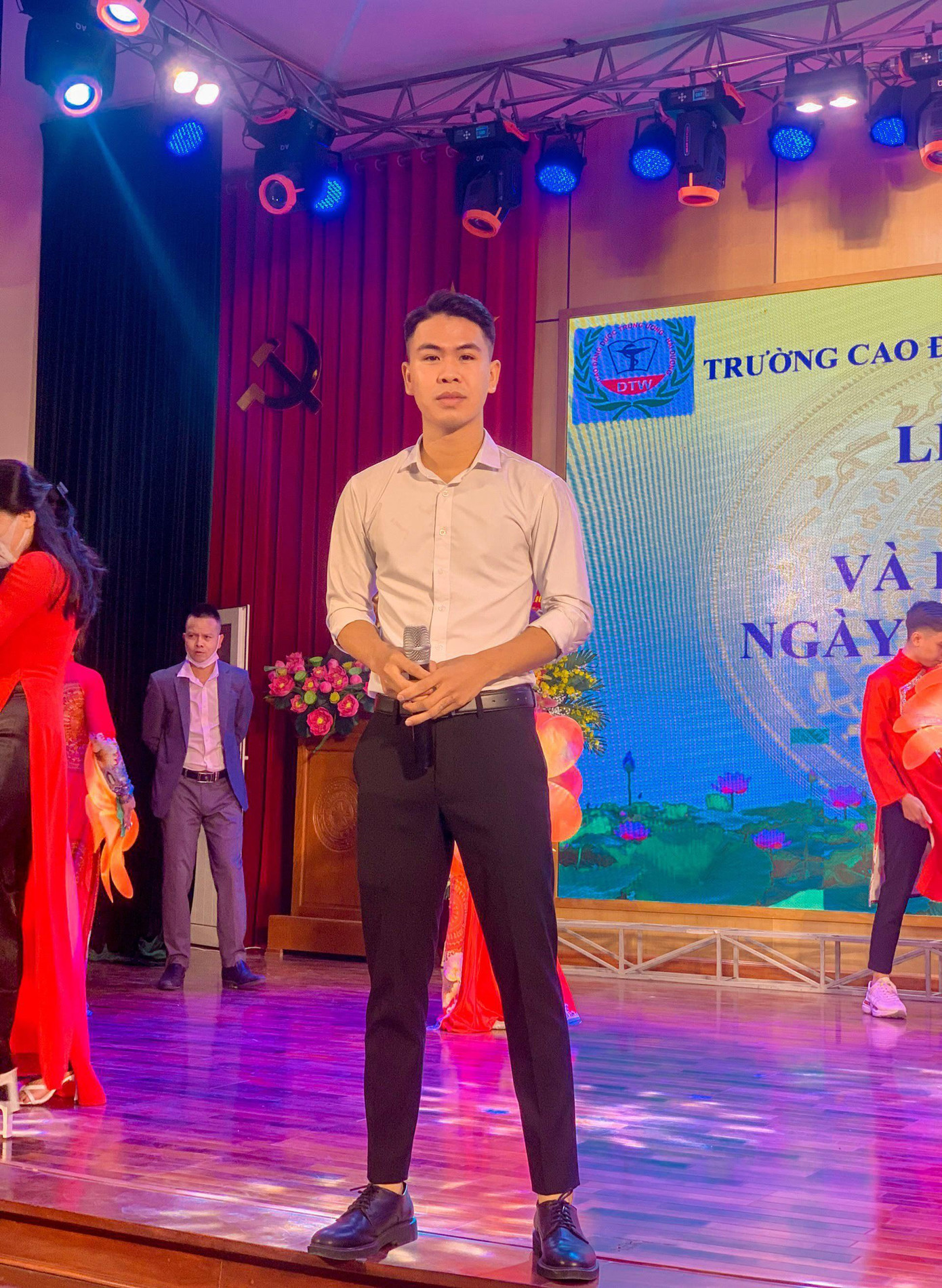 Nhật Nguyễn, sinh năm 2001, là người con của quê hương vải thiều Lục Ngạn, Bắc Giang, đang là sinh viên Trường Cao đẳng Dược Trung ương Hải Dương.