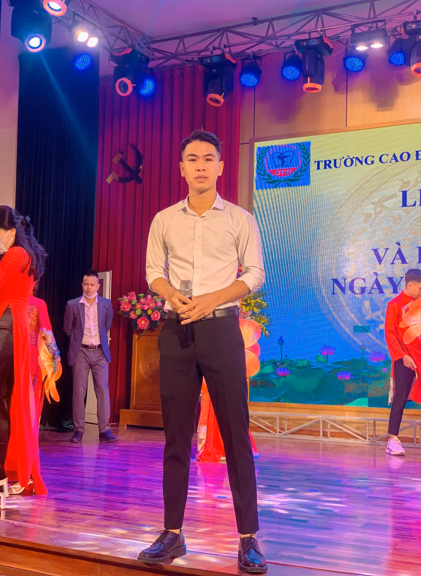 Nhật Nguyễn, sinh năm 2001, là người con của quê hương vải thiều Lục Ngạn, Bắc Giang, đang là sinh viên Trường Cao đẳng Dược Trung ương Hải Dương. Nhật Nguyễn, sinh năm 2001, là người con của quê hương vải thiều Lục Ngạn, Bắc Giang, đang là sinh viên Trường Cao đẳng Dược Trung ương Hải Dương.