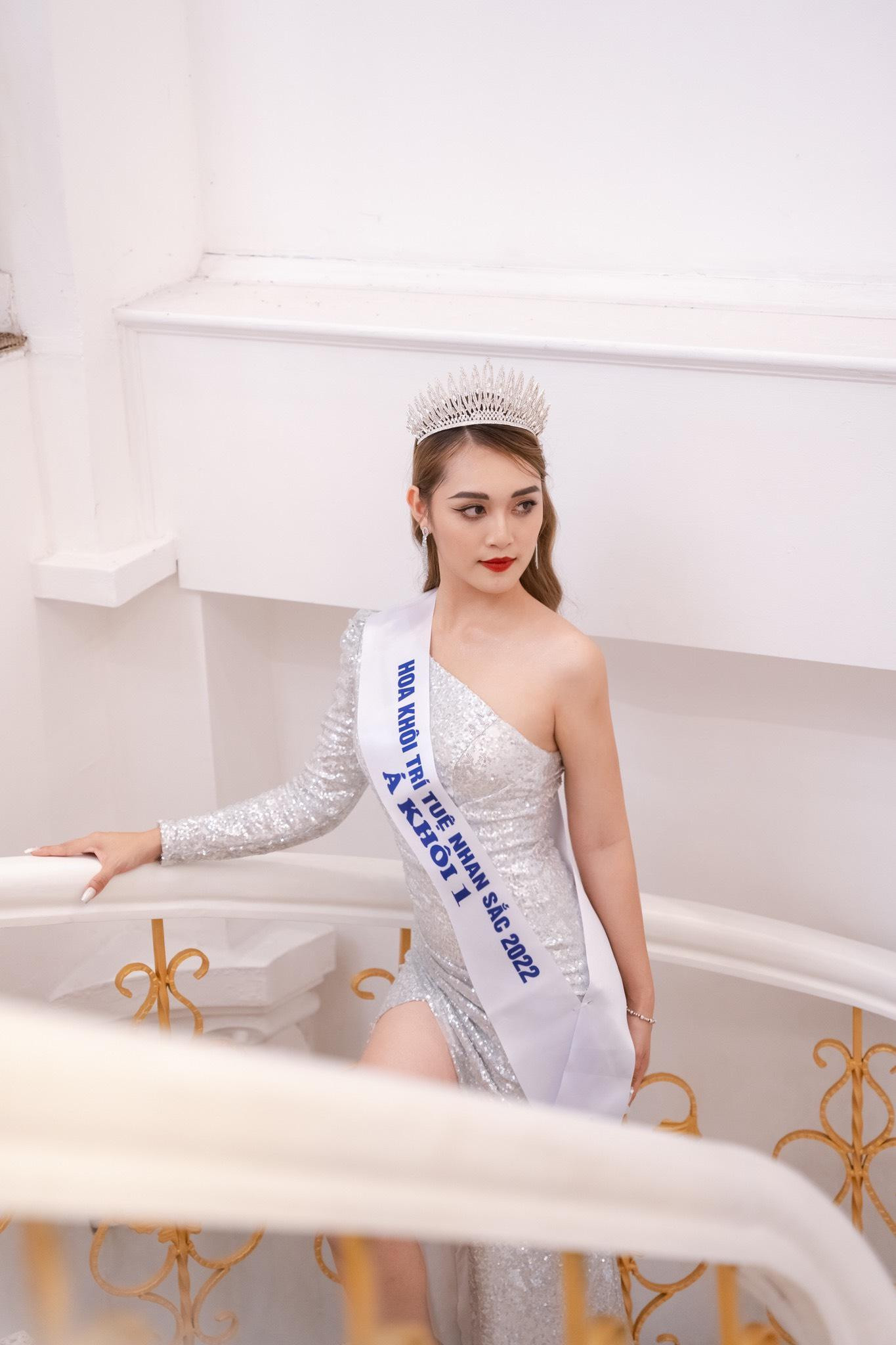 Lê Nguyễn Hà Anh (sinh năm 2001) đăng quang ngôi vị Á khôi 1 tại cuộc thi Hoa khôi Trí tuệ Nhan sắc 2022.