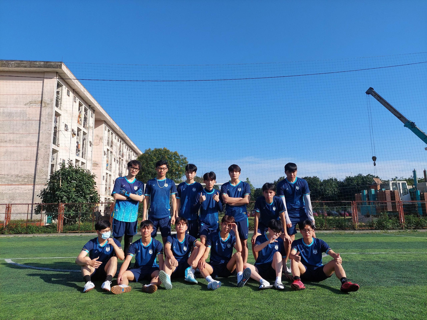 Nhiều bạn trẻ dành tình yêu cho sân cỏ mỗi dịp cuối tuần. Nhiều bạn trẻ dành tình yêu cho sân cỏ mỗi dịp cuối tuần.