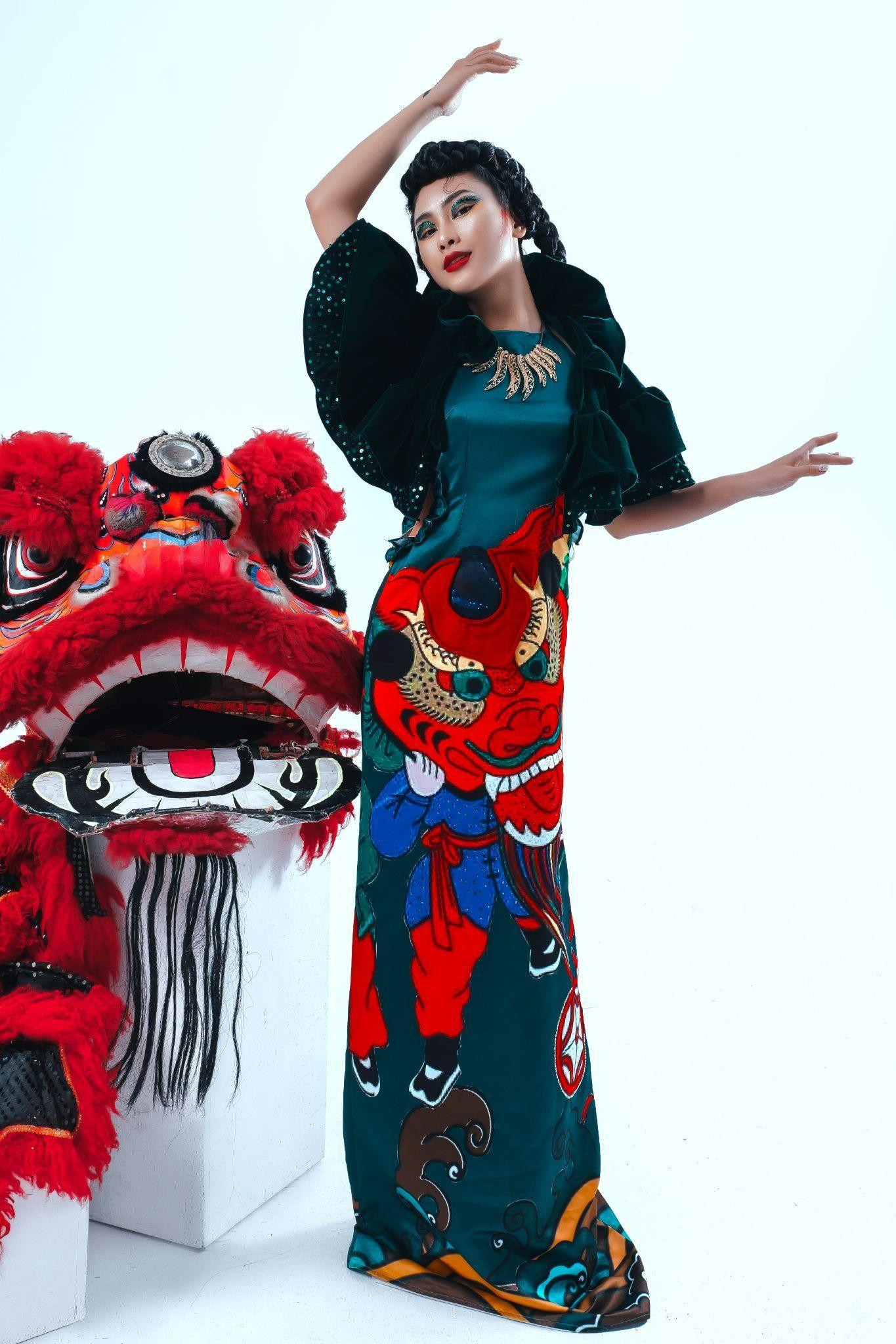 Tinh thần của Kỳ Lân được thể hiện qua các chi tiết hình in, tua rua, đắp vải, thêu, đính kết kỳ công cùng tay thiết kế tay bồng mạnh mẽ đầy quyền uy. Xuyên suốt BST được lấy ý tưởng từ không khí vui nhộn của động tác múa Lân. Khai thác màu đỏ - sự may mắn của Kỳ Lân mang lại, họa tiết Tranh Đông Hồ và những nhịp điệu của trang phục biểu diễn. Ngoài ra, còn có màu xanh của sự tươi mới hòa trung với trời đất.