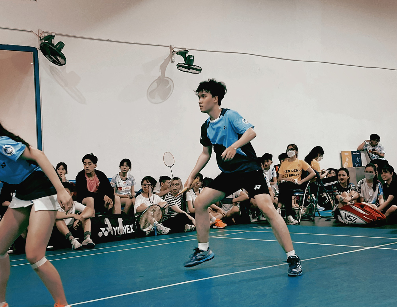 Mỗi tuần, Mạnh Dũng sẽ dành ra 3 - 4 buổi để tham gia các môn thể thao như bóng đá, cầu lông, bóng bàn,…giúp rèn luyện sức khỏe. Mỗi tuần, Mạnh Dũng sẽ dành ra 3 - 4 buổi để tham gia các môn thể thao như bóng đá, cầu lông, bóng bàn,…giúp rèn luyện sức khỏe.