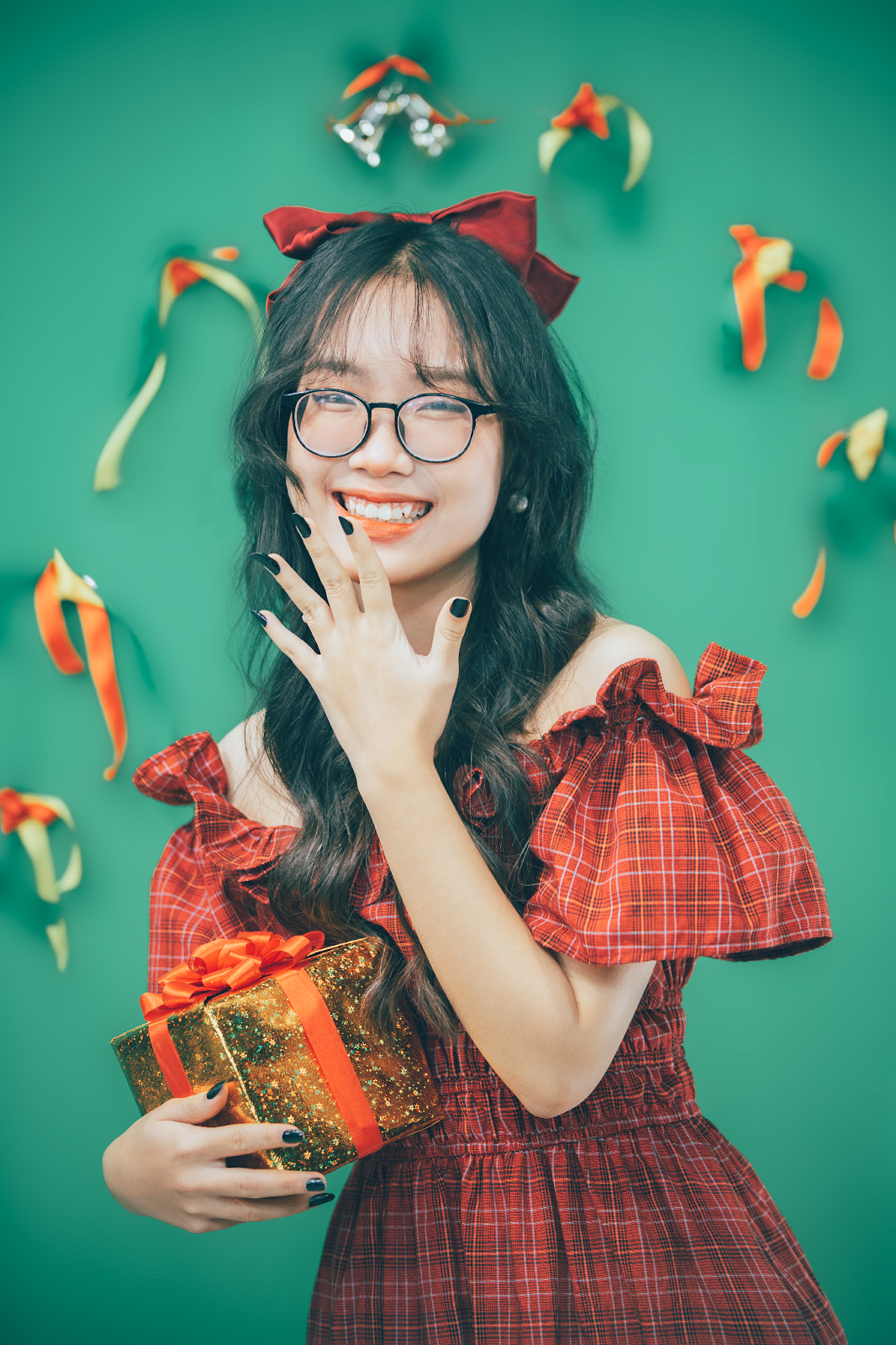 Điệu đà và yêu sự nữ tính, những chiếc váy caro trễ vai sẽ là lựa chọn hoàn hảo dành cho các nàng. Vừa nhẹ nhàng, vừa e ấp, outfit này của nàng chắc chắn dễ dàng ghi điểm tuyệt đối trong mắt người đối diện trong bất kì hoàn cảnh nào.