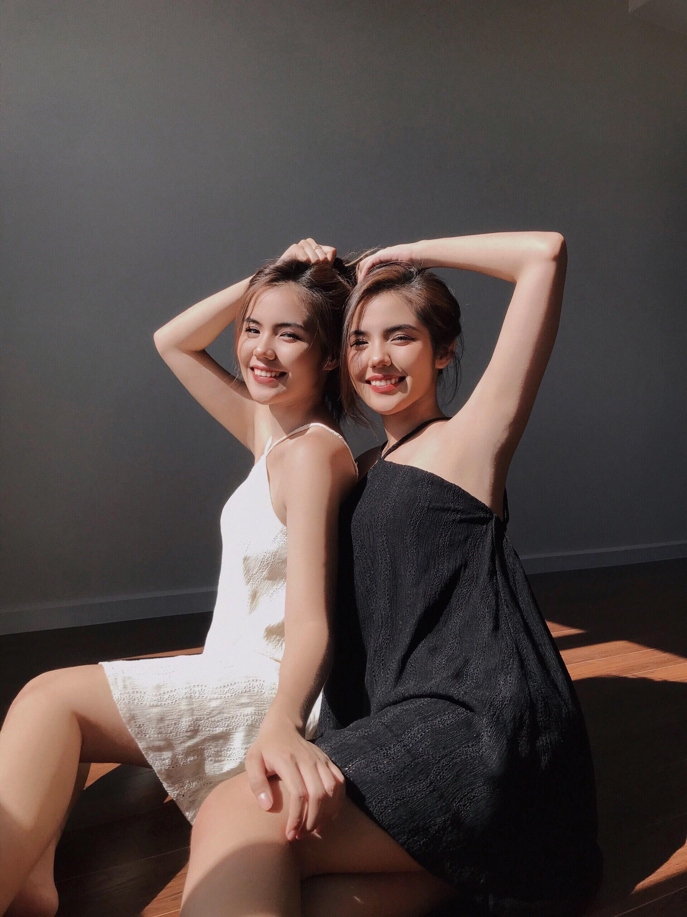 Hai cô nàng luôn thích sánh đôi cùng nhau, bảo ban nhau để cùng phát triển.