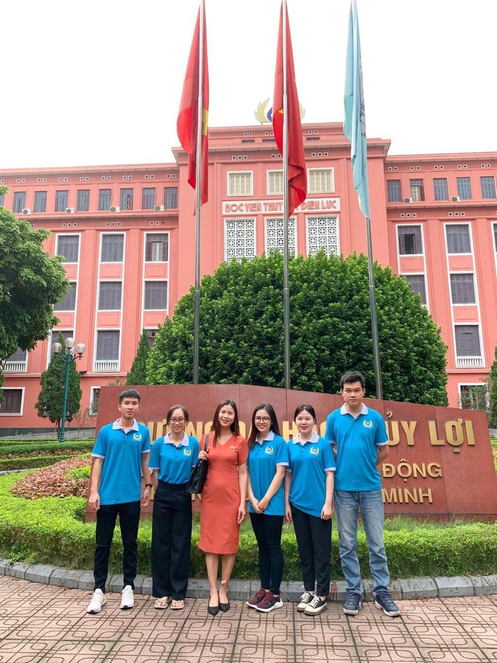 Trần Thị Huyền (thứ ba từ phải qua) chụp cùng giảng viên hướng dẫn và các thành viên đội tuyển Olympic Cơ học toàn quốc. Trần Thị Huyền (thứ ba từ phải qua) chụp cùng giảng viên hướng dẫn và các thành viên đội tuyển Olympic Cơ học toàn quốc.