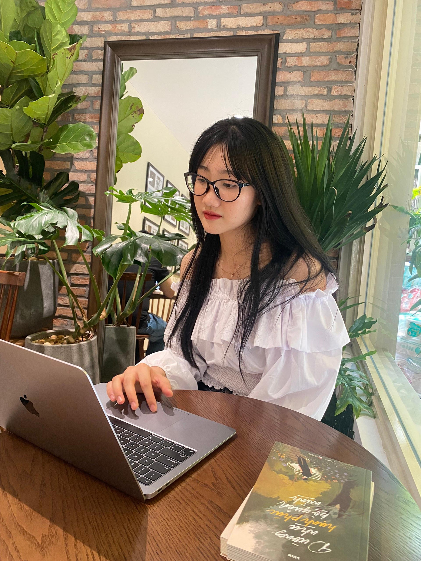 Ngay từ khi cấp 3, Thùy Linh đã đạt được các giải thưởng như: Giải Khuyến khích học sinh giỏi tỉnh môn Vật Lý, Top 10 học sinh có điểm thi đại học cao nhất trường…