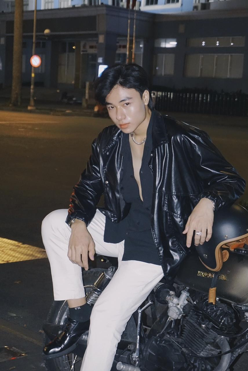 Song song với công việc học tập, Thanh Huy còn là diễn viên và người mẫu ảnh tự do.