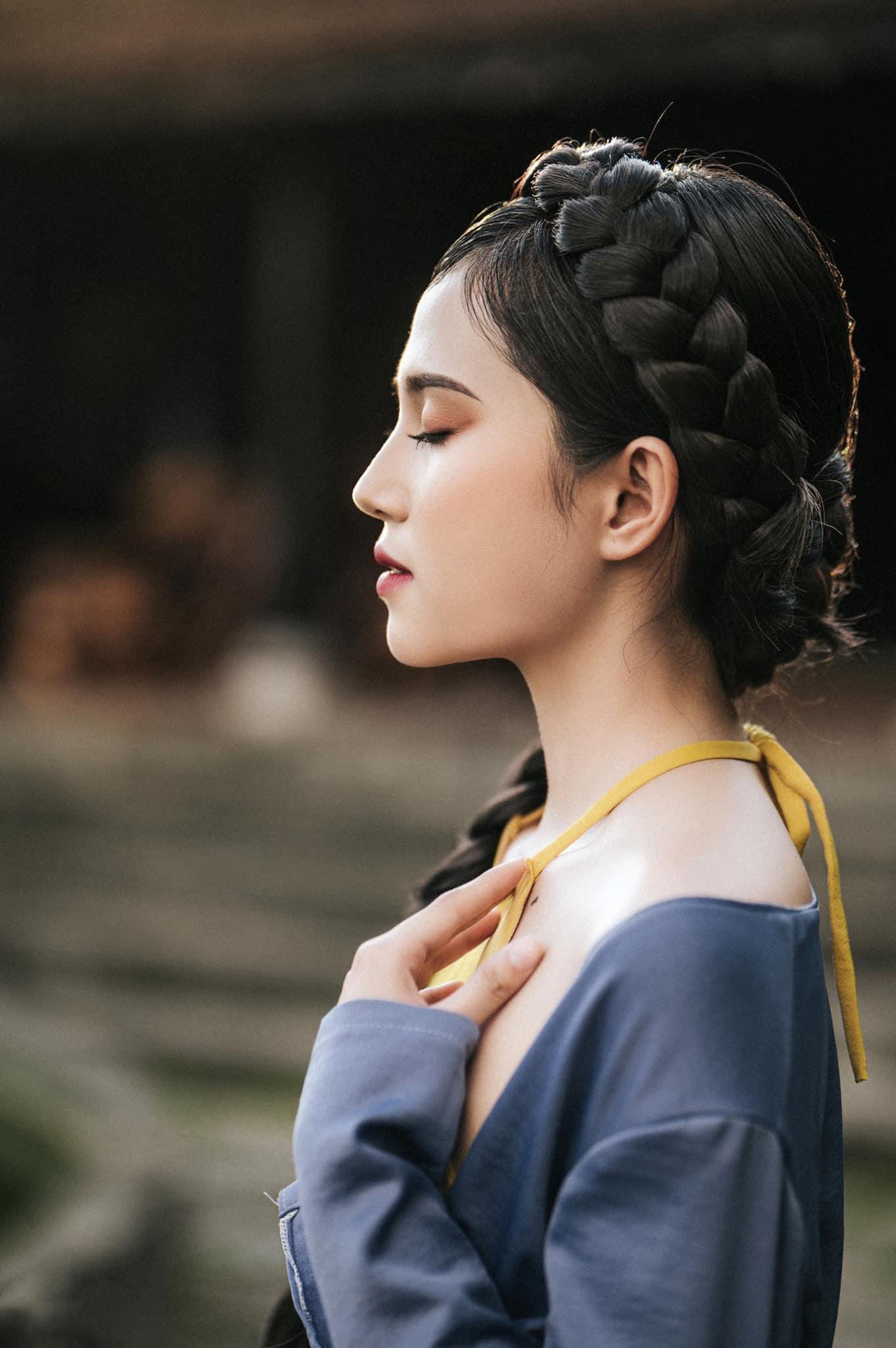 Bên cạnh công việc chính là chuyên viên, Hồng Nhi còn là người mẫu ảnh tự do.